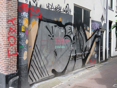 833729 Afbeelding van graffiti met de tekst 'BEAPS' en daarop een 'straathaikoe', op de zijgevel van het pand ...